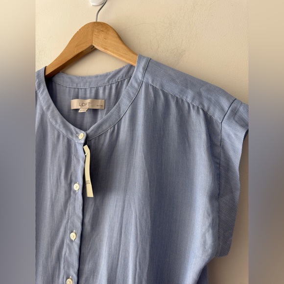 NEW!! Loft Blue and White Sleeveless Button Down Blouse - Picture 2 of 8